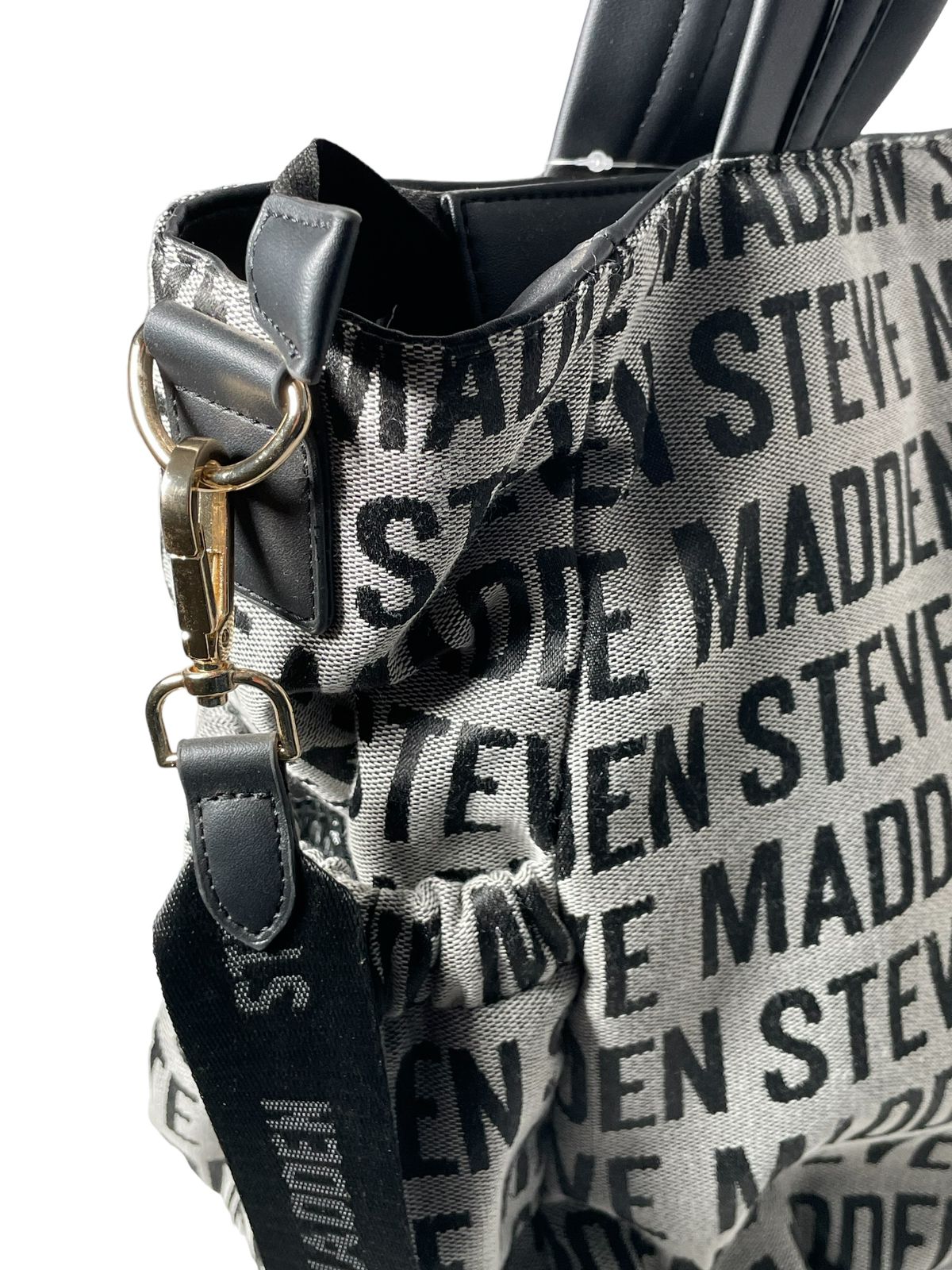 Pañalera Steve Madden Gris – Estilo y practicidad