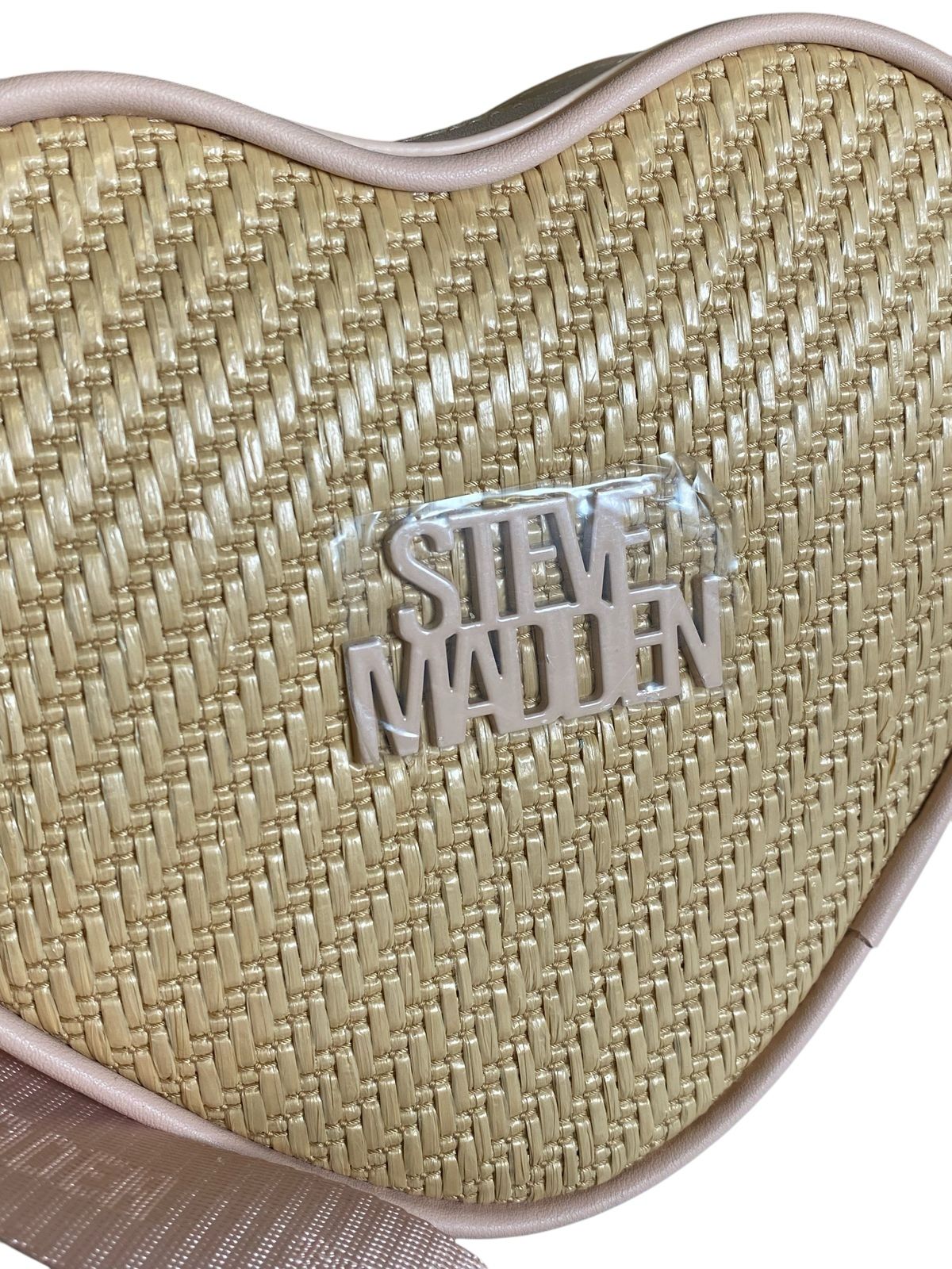 Bolsa Steve Madden Corazón Tejida – Romance y Estilo en Cada Detalle