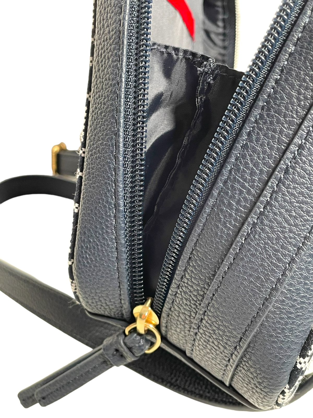 Bolsa Tommy Hilfiger – Estilo Icónico en Varios Colores