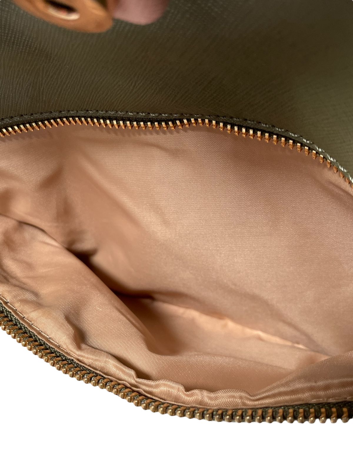 Mochila Guess “Urban Chic” – Verde militar con un toque rosa femenino