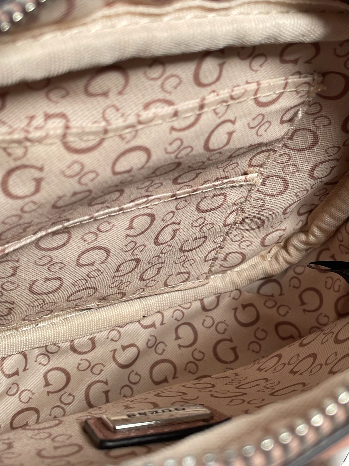 Bolsa Guess Rosa y Café – Elegancia con un toque dulce y sofisticado