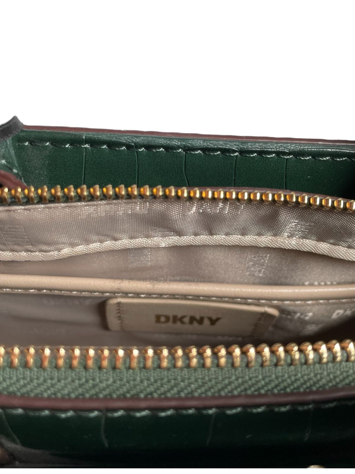 Bolsa de Mano Verde con Correa – DKNY | Estilo que resalta