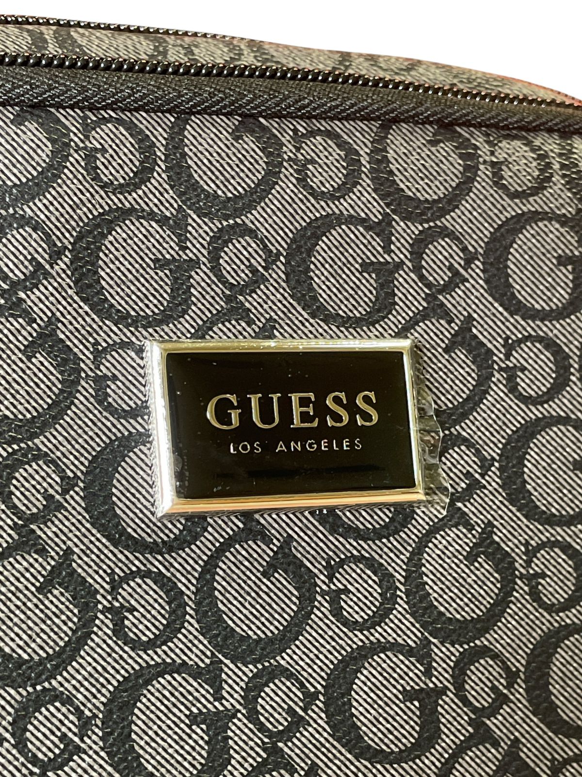 Cosmetiquera Guess – Glamour Compacto, Estilo que Te Acompaña
