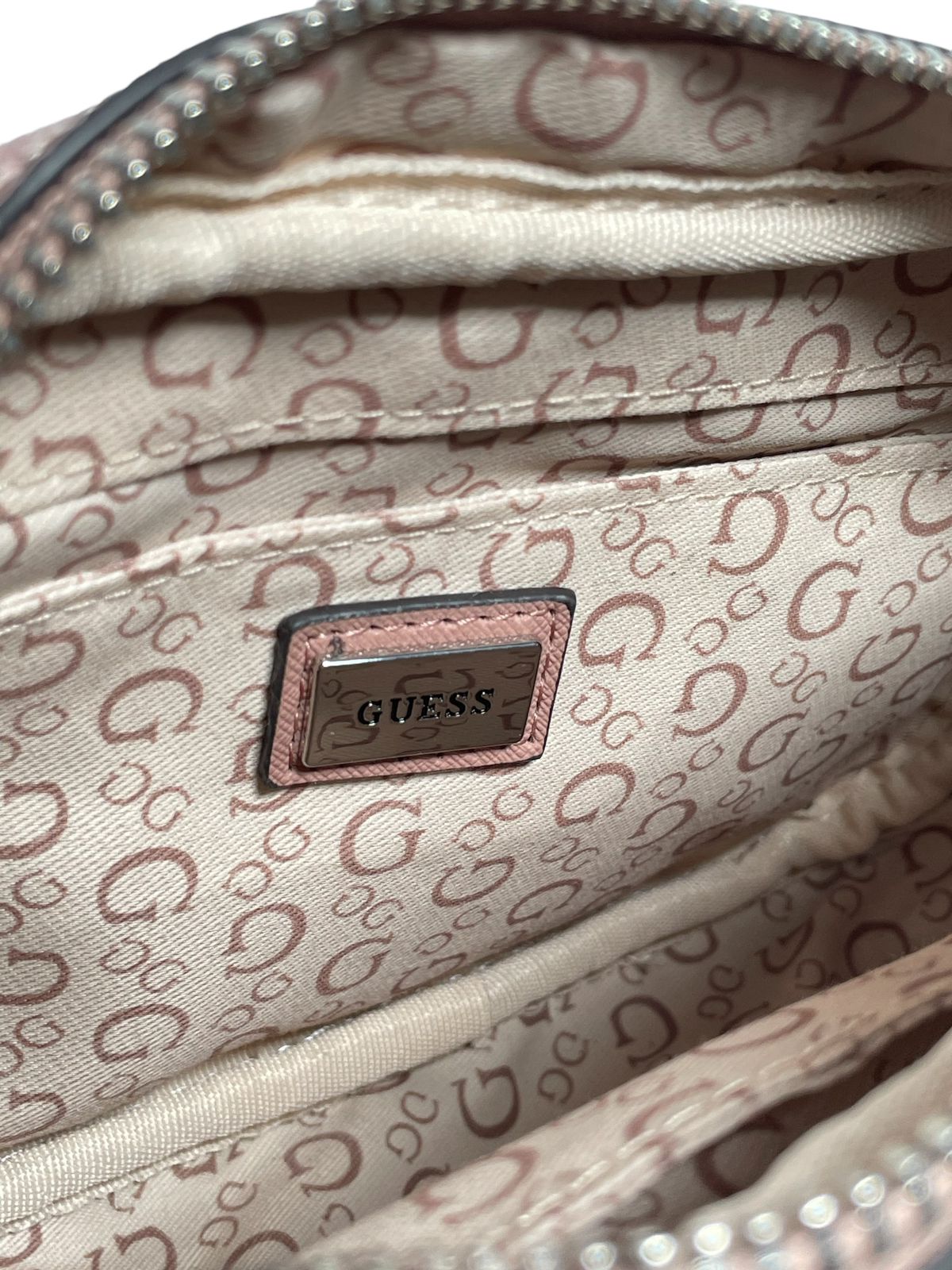 Bolsa Guess Rosa y Café – Elegancia con un toque dulce y sofisticado