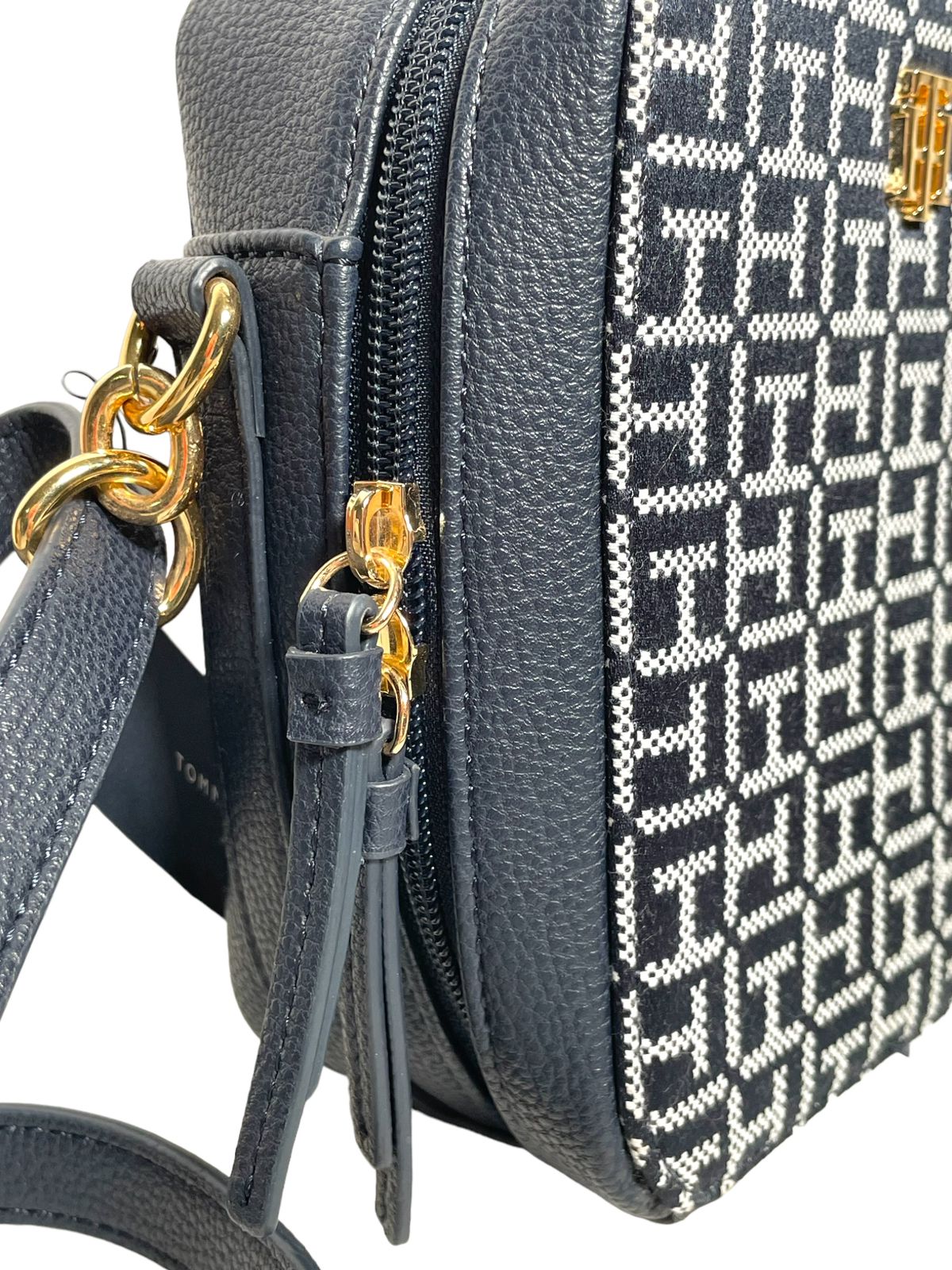 Bolsa Tommy Hilfiger – Estilo Icónico en Varios Colores