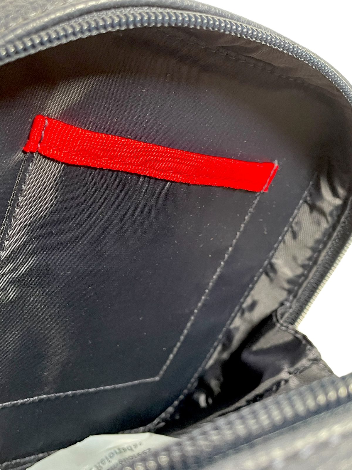 Bolsa Tommy Hilfiger – Estilo Icónico en Varios Colores