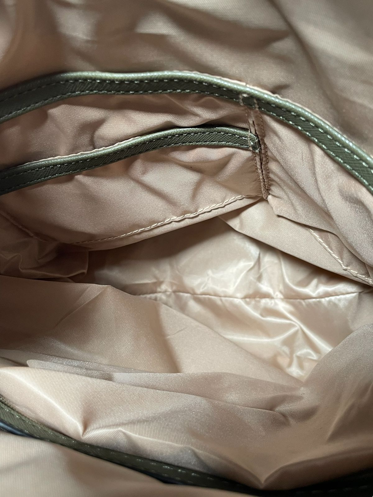 Mochila Guess “Urban Chic” – Verde militar con un toque rosa femenino