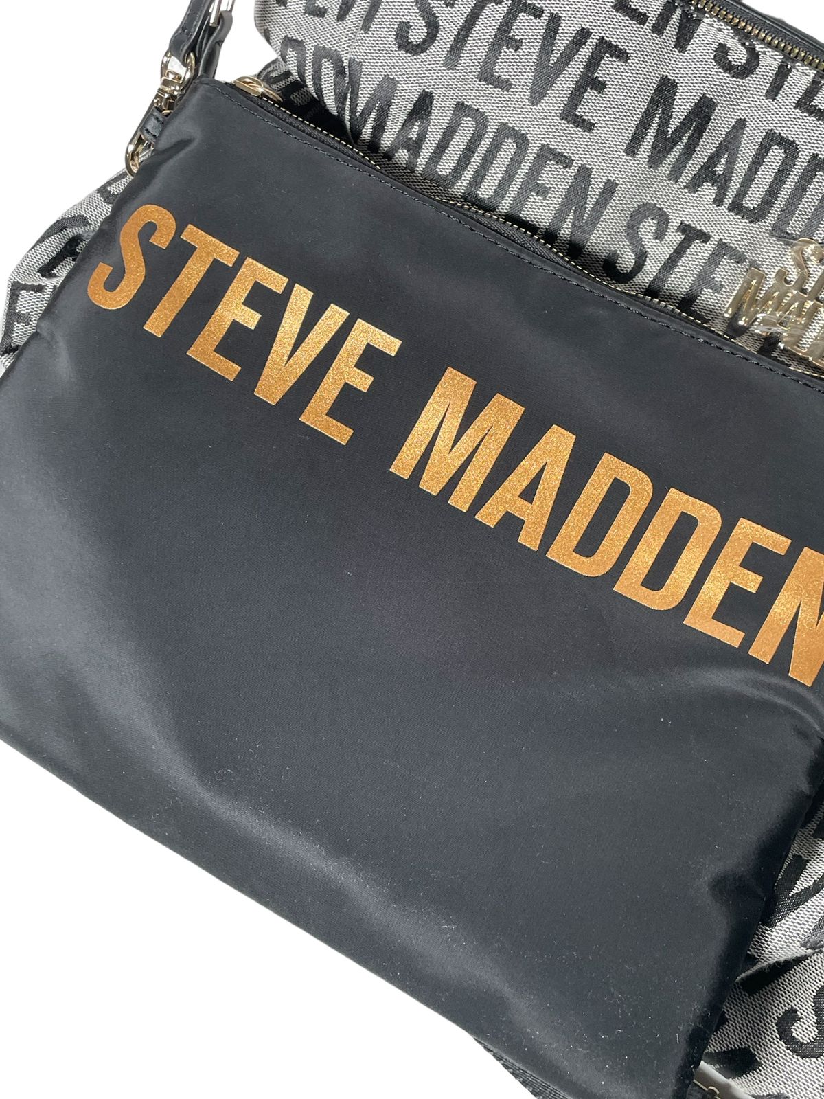 Pañalera Steve Madden Gris – Estilo y practicidad