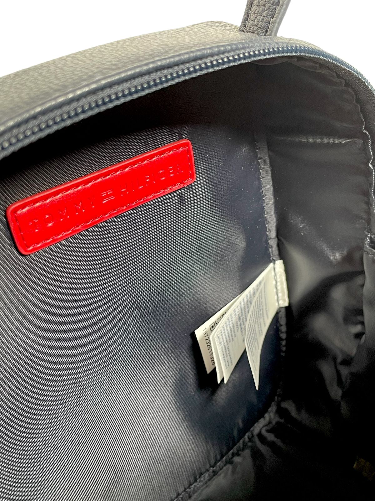 Bolsa Tommy Hilfiger – Estilo Icónico en Varios Colores