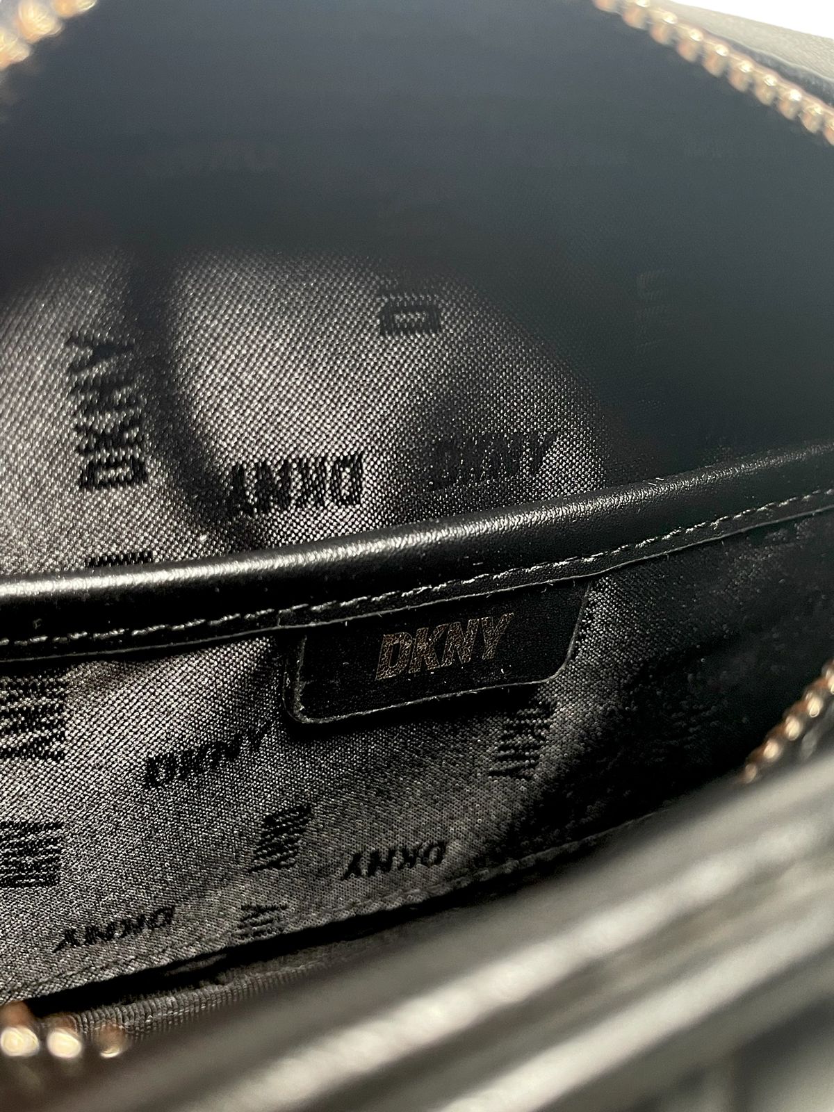 Bolsa DKNY Negra | Elegancia que nunca pasa de moda