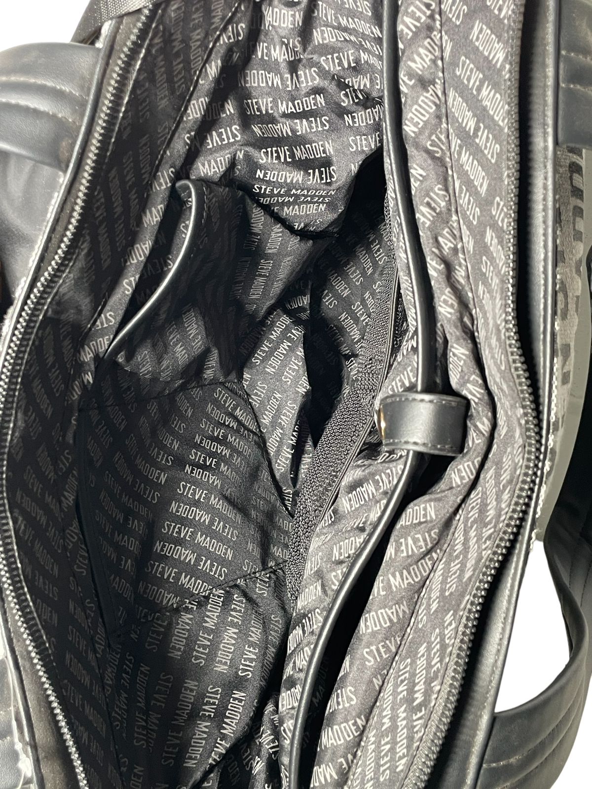 Pañalera Steve Madden Gris – Estilo y practicidad