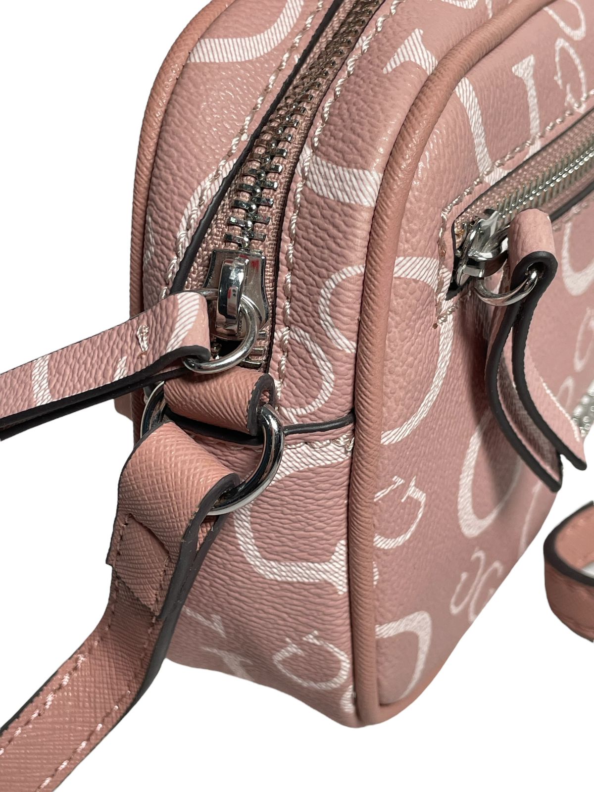 Bolsa Guess Rosa y Café – Elegancia con un toque dulce y sofisticado