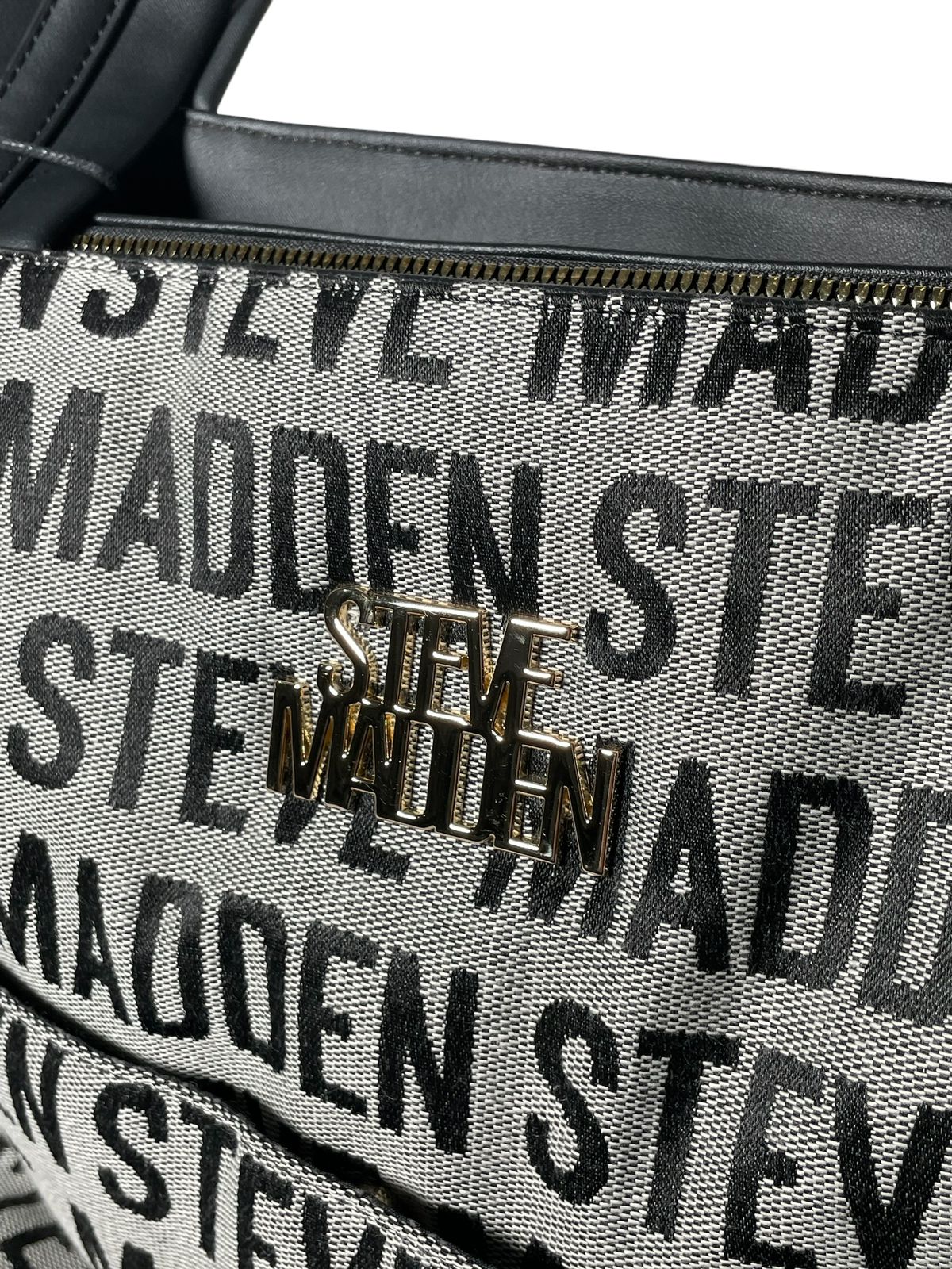 Pañalera Steve Madden Gris – Estilo y practicidad