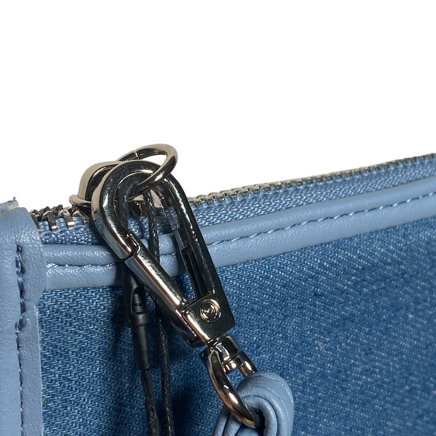 Muñequera Steve Madden de Mezclilla – Estilo urbano y práctico en un solo accesorio