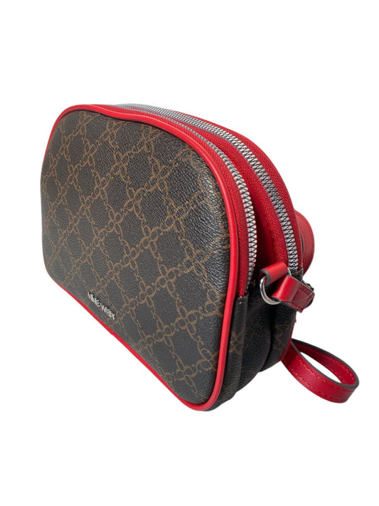 Crossbody Nine West Marrón con Rojo – Elegancia Compacta, Estilo con carácter