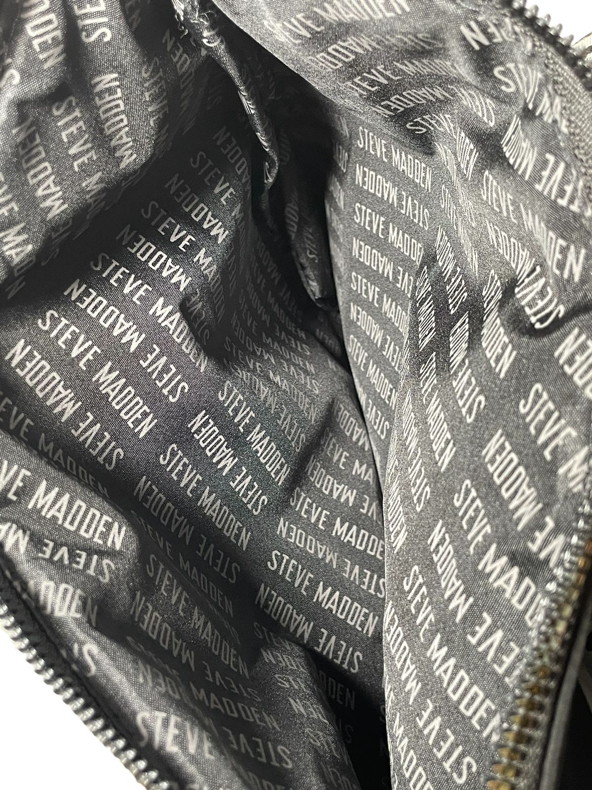 Pañalera Steve Madden Gris – Estilo y practicidad