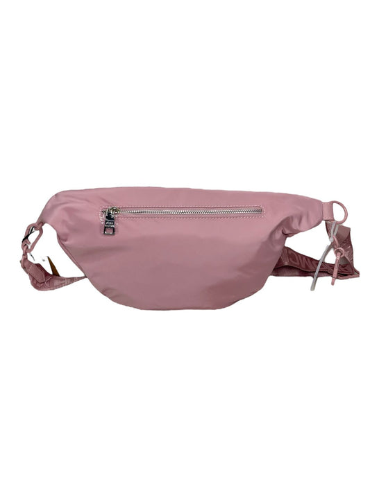 Cangurera Steve Madden “Blorri Blush” – Estilo en Movimiento con Toque Rosa Chic