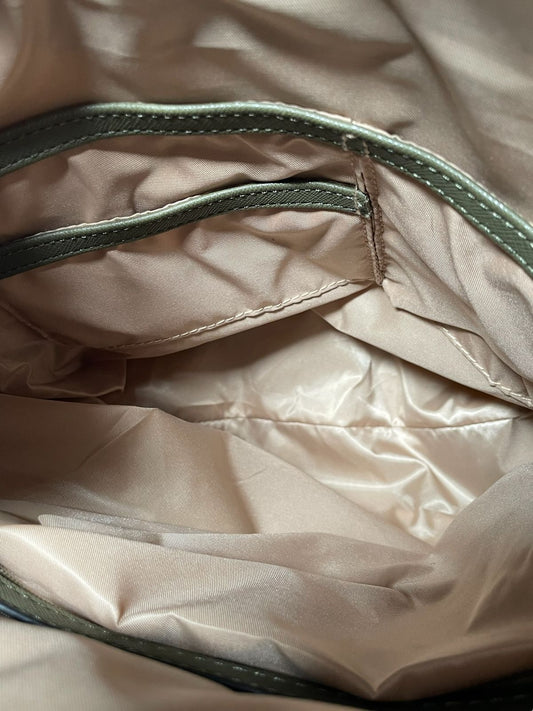 Mochila Guess “Urban Chic” – Verde militar con un toque rosa femenino