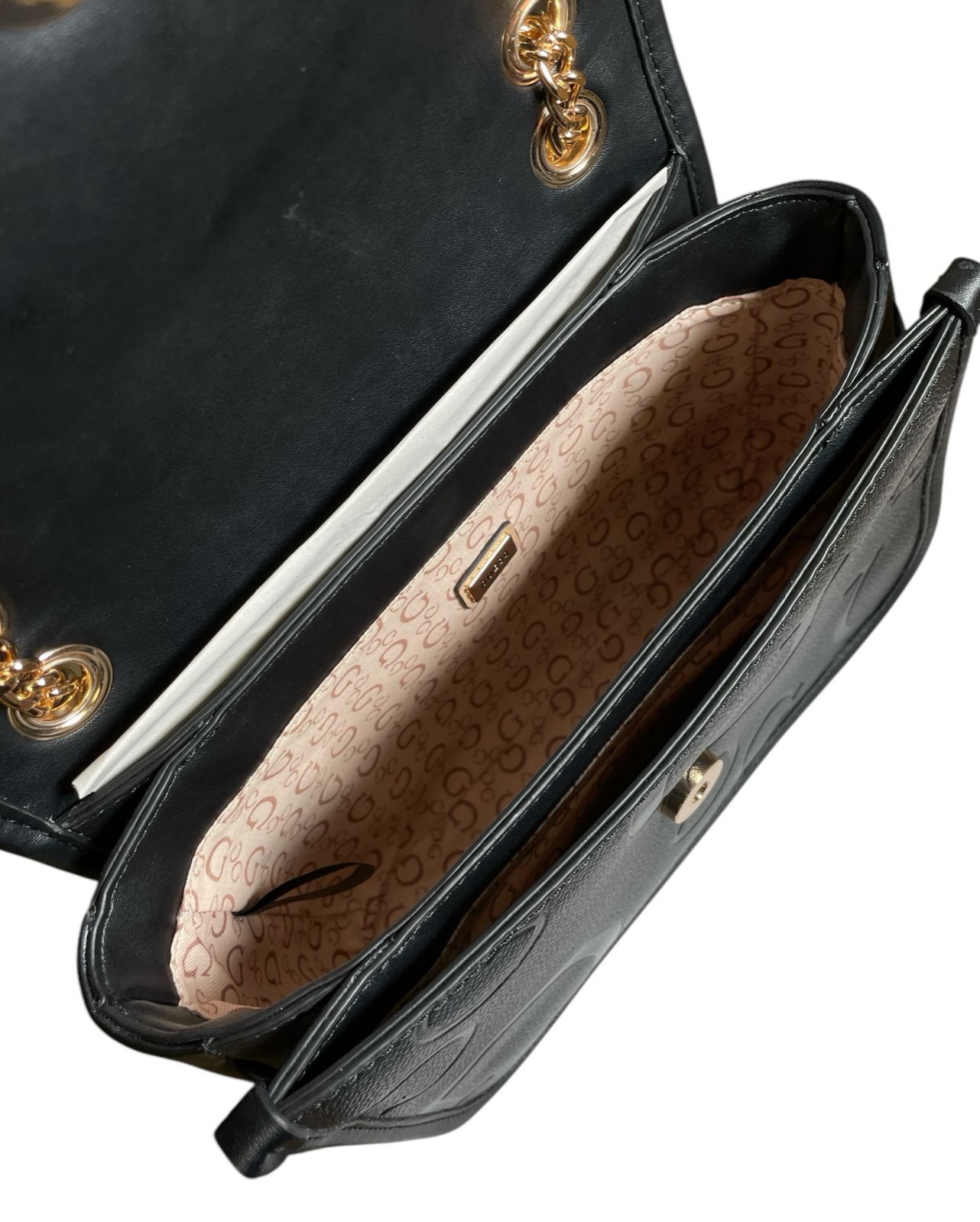 Bolsa GUESS Negra con Cadena Dorada – Elegancia que Resalta