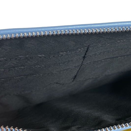 Muñequera Steve Madden de Mezclilla – Estilo urbano y práctico en un solo accesorio